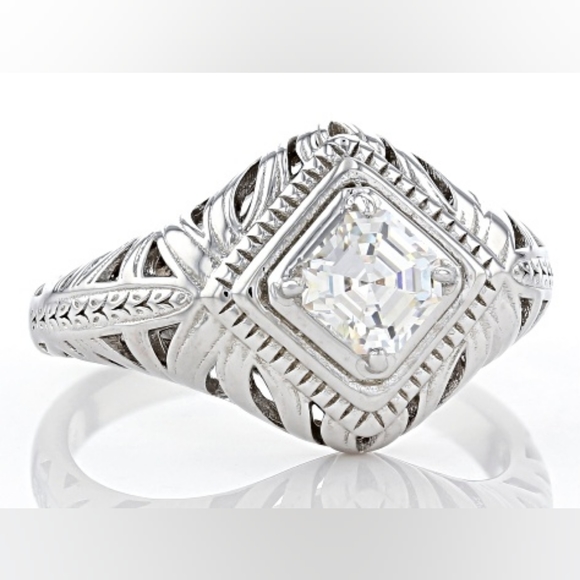 Strontium Titanate is a Man Made Gemstone with brighter Refractive Properties - Picture 4 of 7